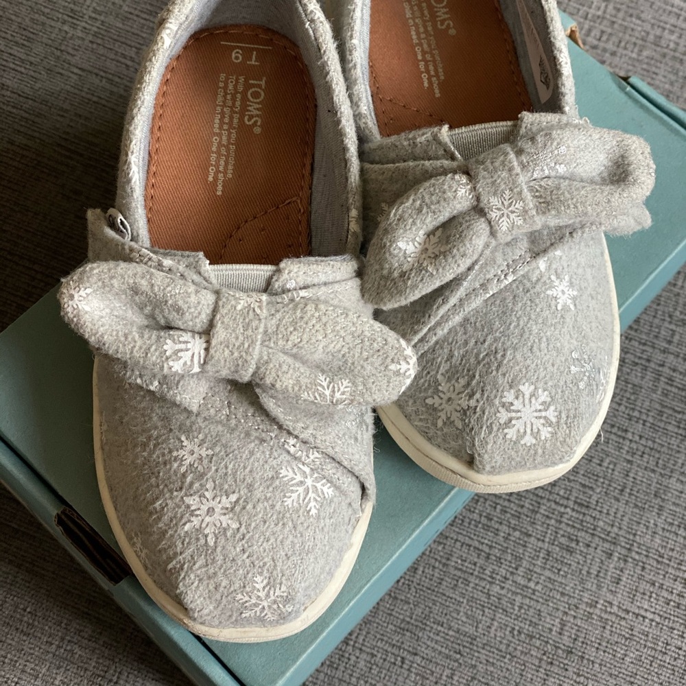 Toms classic felt shoes